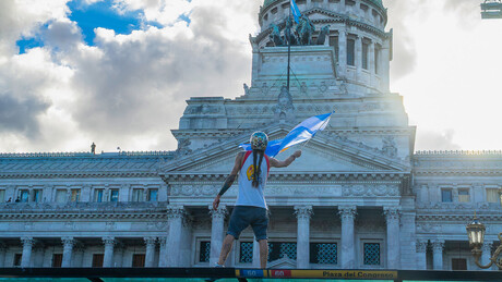 VÍDEOS: Polícia reprime manifestantes contra reforma trabalhista na Argentina