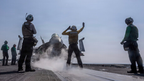 Irã: Porta-aviões USS Abraham Lincoln dos EUA iniciou retirada após ser atingido por mísseis