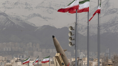 Irã afirma estar em 'guerra total' e promete vingar morte do aiatolá