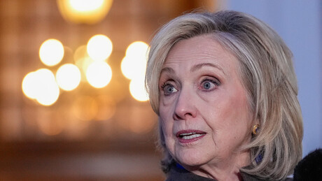 VÍDEO: Hillary Clinton se enfurece ao ser interrogada sobre caso Epstein no Congresso