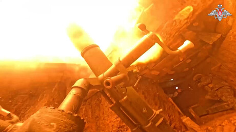 VÍDEO: Disparo certeiro da artilharia russa deixa os inimigos sem munições