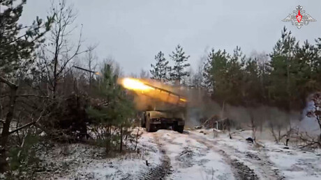 VÍDEO: Poderoso ataque com foguetes russos Grad destroem posições inimigas