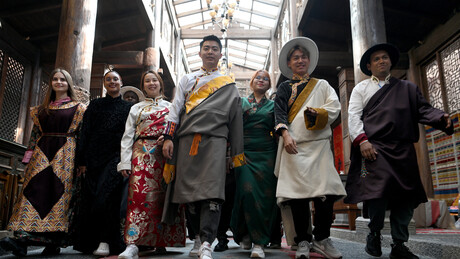 Jovens chineses abandonam ostentação e passam a disputar quem gasta menos