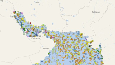 Dezenas de petroleiros estão parados em ambos os lados do Estreito de Ormuz após bloqueio pelo Irã