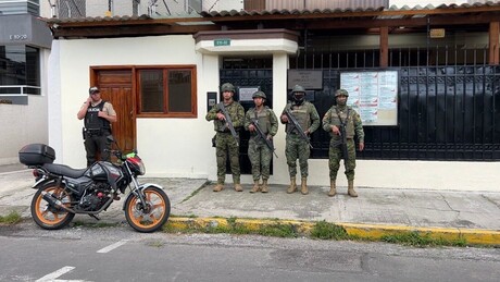 Militares são vistos do lado de fora da Embaixada de Cuba em Quito após crise diplomática