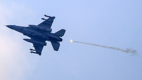 Israel lança onda de bombardeios em grande escala contra Teerã