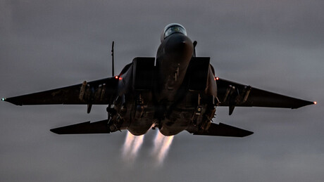 Irã anuncia abate de caça F-15 dos EUA