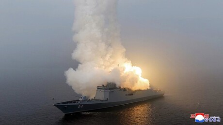 VÍDEO: Marinha da Coreia do Norte testa mísseis sob supervisão de Kim Jong-un