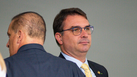 Flávio Bolsonaro passa por cirurgias em Brasília