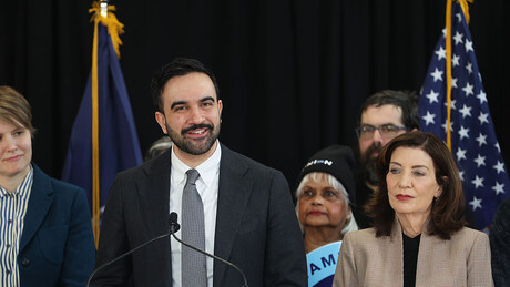 Taxação dos mais ricos gera impasse entre prefeito e governadora de Nova York