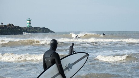 Surfista russo é resgatado após ficar quase 20 horas à deriva no mar na Indonésia