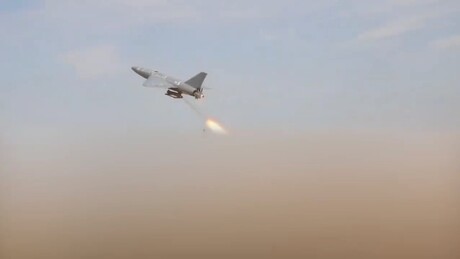 Irã lança ataques contra base aérea dos EUA nos Emirados Árabes