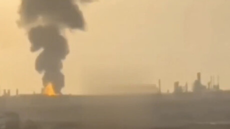 VÍDEOS: Refinaria em  Bahrein pega fogo após ataque iraniano