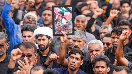 Tehran Times publica capa com crianças mortas em ataque a escola: "Trump, olhe-os nos olhos"