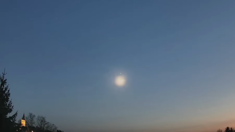 Fragmento de meteorito atinge residência na Alemanha após cruzar o céu europeu