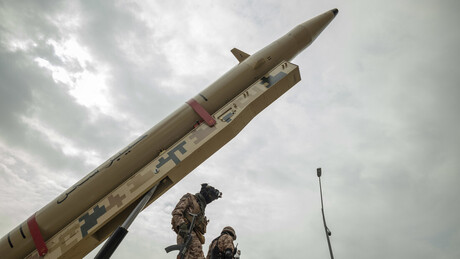 Irã lança ataques com ogivas superpesadas contra alvos em Israel e bases dos EUA