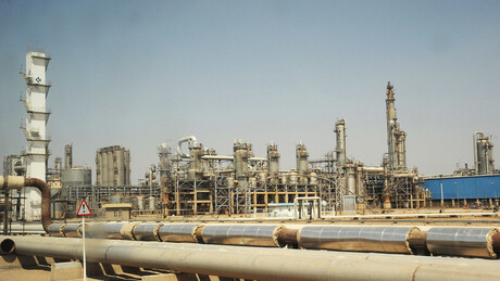 Trump estuda aliviar sanções ao petróleo russo para frear alta global — Reuters