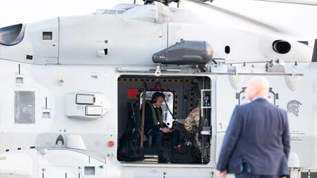 VÍDEO: Macron sobe à cobertura do porta-aviões francês Charles de Gaulle no Mediterrâneo