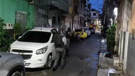 Polícia Militar realiza operação no Complexo da Maré contra roubo de cargas e veículos