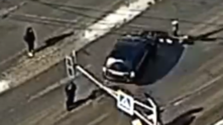 IMAGENS FORTES: motorista invade faixa de pedestres e arremessa vítima atropelada