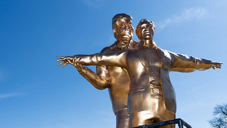 Estátua de Trump e Epstein em pose de 'Titanic' é instalada em Washington