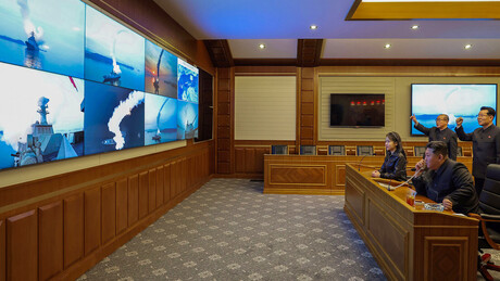 IMAGENS: Kim Jong-un supervisiona lançamento de teste de mísseis de cruzeiro