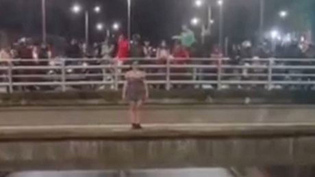 IMAGENS FORTES: Mulher pula da ponte em tentativa de suicídio