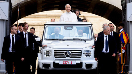 VÍDEO: Papa flamenguista? Pontífice ergue camiseta do time carioca no Vaticano