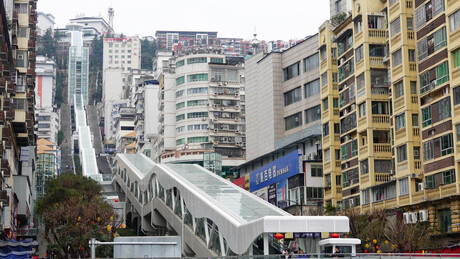 FOTOS, VÍDEOS: Escada rolante urbana mais longa do mundo é inaugurada na China