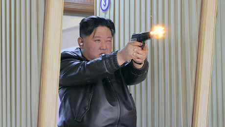 FOTOS: Kim Jong-un e filha testam nova arma 'magnífica'