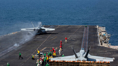 EUA disparam contra navio iraniano que se aproximou do porta-aviões Abraham Lincoln