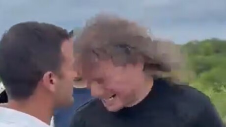 VÍDEO: Deputado aliado de Milei é agredido com cabeçada em evento de auxílio a vítimas de enchente