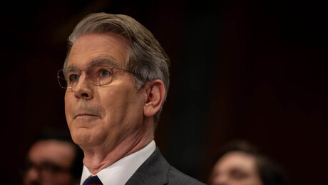 Secretário do Tesouro dos EUA é retirado abruptamente de entrevista após chamada urgente de Trump