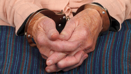 Mulher é presa por erro de IA enquanto cuidava dos netos