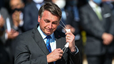 Bolsonaro apresenta líquido nos pulmões após broncoaspiração, diz Flávio