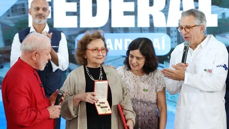 Margareth Dalcolmo recebe medalha Oswaldo Cruz das mãos de Lula