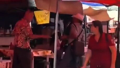 VÍDEO: Turista americano agride músico de rua no México e público reage na hora