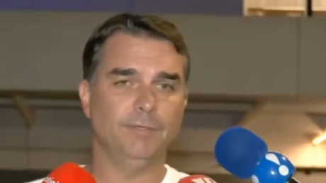 Defesa de Bolsonaro aguarda novo laudo médico para pedir prisão domiciliar, diz Flávio após visita