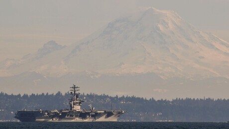 Crise no Estreito de Ormuz faz EUA adiarem desativação de seu porta-aviões mais antigo