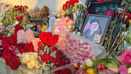 FOTOS: Moscovitas levam flores à Embaixada do Irã em homenagem às vítimas da guerra