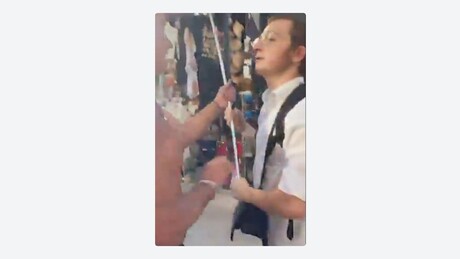 Turista quebra mastro e joga bandeira hebraica no chão no México