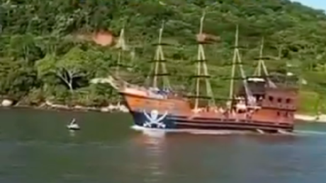 VÍDEO: Barco turístico atinge moto aquática com casal em Balneário Camboriú