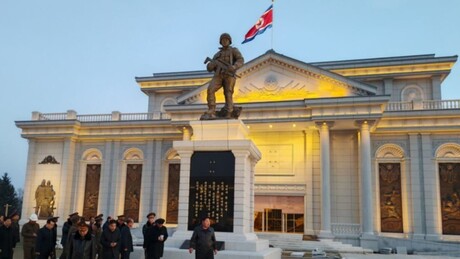 FOTOS: Kim Jong-un inspeciona construção de museu em homenagem a soldados que lutaram no exterior