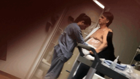 Carlos divulga imagem de Bolsonaro internado e expõe quadro 'muito delicado'