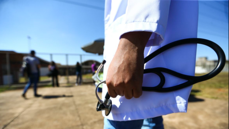 'Vovô me faz mal': Médico é preso por estuprar própria neta de 4 anos em SP