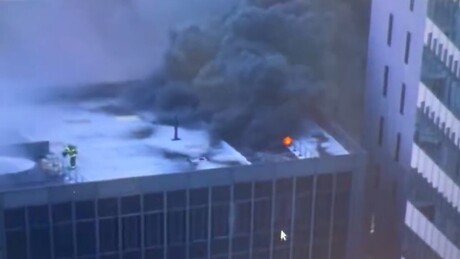 VÍDEO: Incêndio de grandes proporções atinge arranha-céu de Nova York