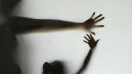 Mulher trans é torturada e marcada com símbolo nazista em MS