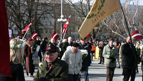 Marcha na Letônia homenageia combatentes de divisão nazista