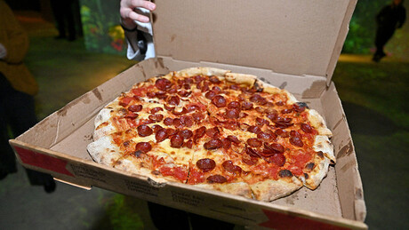 Mulher morre e mais de 100 passam mal após comer pizza na Paraíba