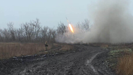 VÍDEO: Artilharia russa devasta fortaleza ucraniana na frente de batalha